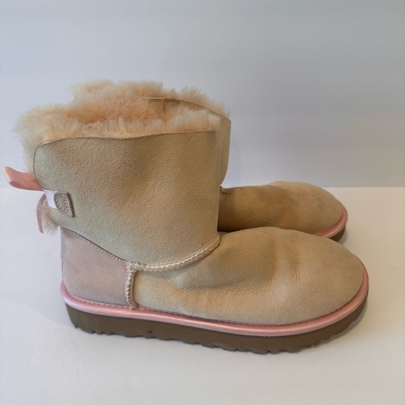 Kids Uggs Mini Bailey Bow boots size 7 kids - Picture 4 of 5
